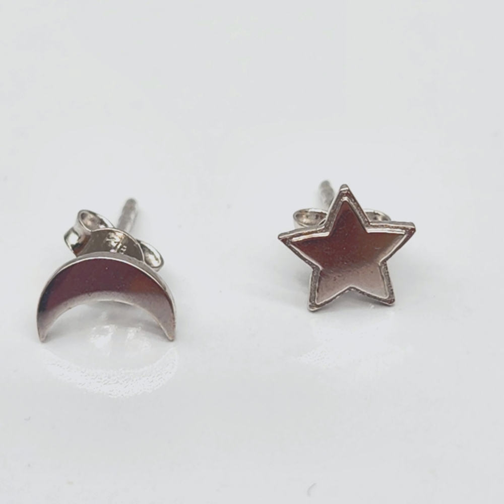 18K White Gold Moon and Star Stud Earrings Small Lightweight NEW Au750